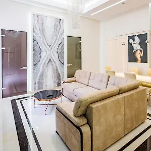 https://deluxe-apartment-in-doroshenka-17.hotelslviv.net